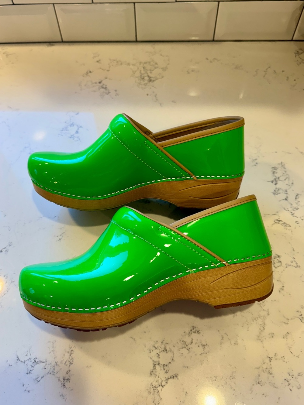 dansko professional XP 2.0 clogs - neon green patent leather 39 8-8.5